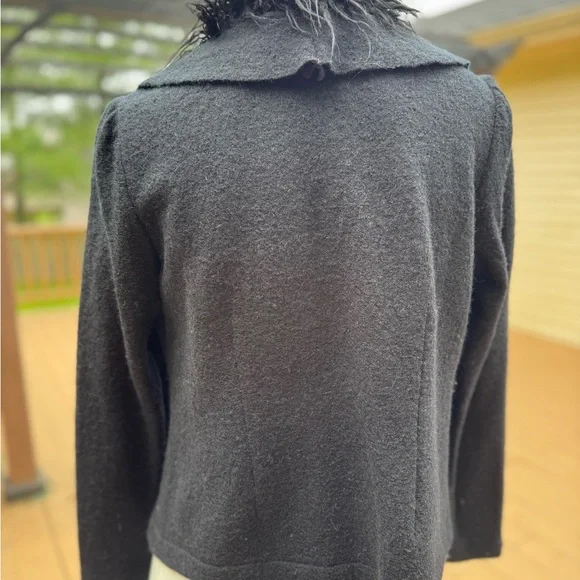 Chic Black Ruffled Jacket with Faux Fur Trim - Picture 6 of 8